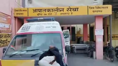 मुरादाबाद: कटघर रेलवे स्टेशन पर शराब के नशे में घायल अवस्था में पड़े व्यक्ति को 108 एंबुलेंस की मदद से अस्पताल में कराया गया भर्ती