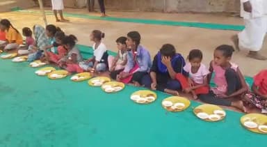 श्री धूनीवाले दादाजी के कृपा पात्र श्री शिवानंद तिवारी जी द्वारा पूजन अर्चन के बाद कन्या भोज भंडारा का आयोजन किया गया