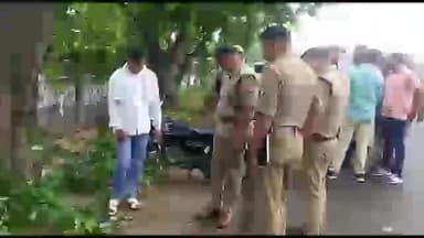 मुरादाबाद: काशीपुर तिराहा चौकी क्षेत्र स्थित डियर पार्क में एक युवक का पेड़ पर फंदे से लटका मिला शव, सूचना पर पहुंची पुलिस