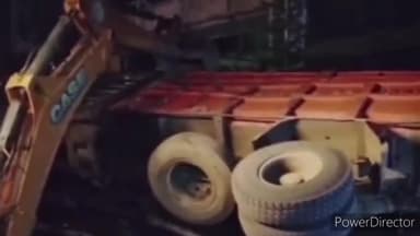 हुज़ूर: भोपाल के कोतवाली थाने के पास रेत से भरा ट्रक पलटा : कंडक्टर के दबे की खबर आई सामने