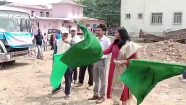 जमुई: जवाहर हाई स्कूल के पास से  परिभ्रमण के लिए स्कूली बच्चों से भरे बस को हरी झंडी दिखा कर किया गया रवाना