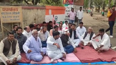 धनघटा: हैसर BDO पर भ्रष्टाचार का आरोप लगाते हुए प्रधान संघ के सदस्यों ने हैसर ब्लॉक गेट पर किया अनिश्चितकालीन धरना-प्रदर्शन