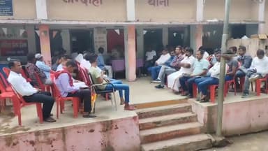 जंदाहा: रामनवमी को लेकर जंदाहा थाना परिसर में थानाध्यक्ष की अध्यक्षता में शांति समिति की बैठक हुई आयोजित