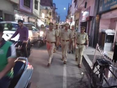 हापुड़: थाना देहात क्षेत्र में विभिन्न स्थानों पर थाना प्रभारी ने पुलिस बल के साथ कानून व्यवस्था के दृष्टिगत किया पैदल गश्त।