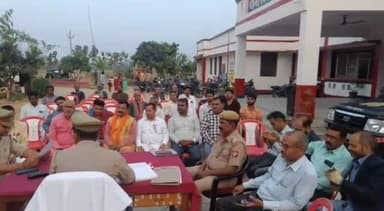बस्ती: आगामी त्यौहारों के मद्देनजर लालगंज थाना परिसर में हुई पीस कमेटी की बैठक, थानाध्यक्ष रहे मौजूद