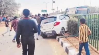 शाहपुरा: चंदवाजी में निम्स यूनिवर्सिटी के बाहर सड़क हादसे के बाद मौके पर जमा भीड़ तथा दुर्घटनाग्रस्त कार ।