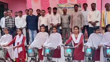 अजयगढ़: सिलोना हाई स्कूल में पात्र छात्र-छात्राओं को वितरित की गई साइकिल, बीईओ और जिला जनपद सदस्य रहे उपस्थित