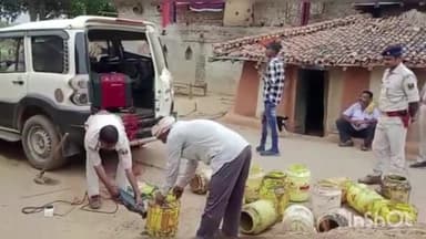 जमुई: ड्रोन कैमरे के साथ सबलपुरा गांव में उत्पाद विभाग ने छापेमारी कर 3500 किलो जावा महुआ व 40 लीटर चुलाई शराब किया नष्ट