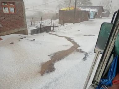 बे मोसम बारिश और बर्फबारी से जनजीवन प्रभावित