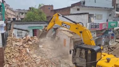 #umeshpal #atiqueahmed इस बार शुरुआत उमेश पाल हत्याकांड में 5 लाख के इनामी मो गुलाम के घर को मिट्टी में मिलाने से हुई है