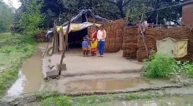 भोजीपुरा क्षेत्र के ग्राम घुर समसपुर में गरीब किसान को नही मिला आवास योजना का लाभ जबकि बारिश का पानी झोपड़ी से टपक रहाहै