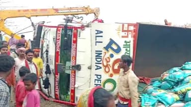 कस्बा: NH- 57 के राधा नगर के पास चावल लदा ट्रक सड़क किनारे पलटा, बाल बाल बचा चालक