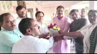 सिंगरौली: जिपं कार्यालय में जिला पंचायत संघ के नेतृत्व में मजदूरी भुगतान में आ रही देरी को लेकर CEO से मिलकर सरपंच ने सौंपा ज्ञापन