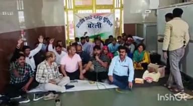 बरेली: उरमू ने पुरानी पेंशन बहाली की मांग को लेकर बरेली जंक्शन पर किया विरोध-प्रदर्शन