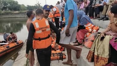 आपदा प्रबंधन प्रशिक्षण शिविर का आज पाँचवां दिन प्रशिक्षणार्थियों को वाहर से आए ट्रेनरों ने सिखाए रख रखाव के उपाय