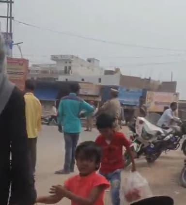 बलरामपुर: नगर के वीर विनय चौराहे पर ट्रैफिक पुलिस ने वाहन चालकों को सीट बेल्ट हेलमेट  के विषय में किया जागरूक