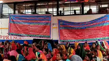 समस्तीपुर: सरकारी बस स्टैंड में राष्ट्रीय मध्याह्न भोजन रसोईया फ्रंट के द्वारा 15 सूत्री मांगों को लेकर किया गया धरना प्रदर्शन