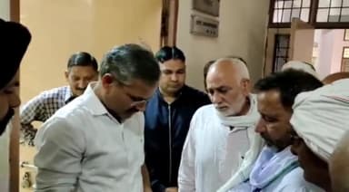 रोहतक: बारिश व ओलावृष्टि से फसलों को हुए नुकसान के मुआवजे की मांग को लेकर लघु सचिवालय पहुंचे जिले के किसान, सौंपा ज्ञापन