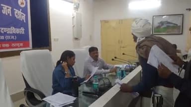 अंबिकापुर: कलेक्ट्रेट सभाकक्ष में लगे जनदर्शन में नगर निगम आयुक्त प्रतिष्ठा ममगई ने सुनी लोगों की समस्याएं, दिए निर्देश