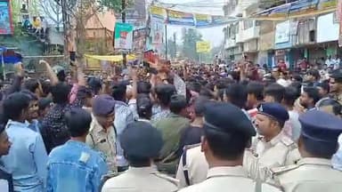 बेतिया: सोवाबाबू चौक पर दवा व्यवसाई के पुत्र का शव लेकर घंटों प्रदर्शन, मौके पर पहुंची कई थानों की पुलिस।