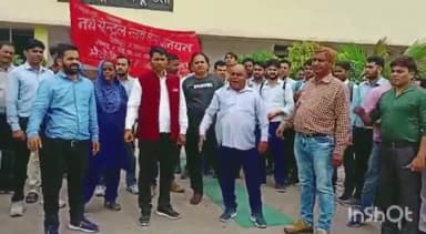 टूंडला: पुरानी पेंशन बहाली को लेकर टूंडला रेलवे स्टेशन पर नॉर्थ सेंट्रल रेलवे मेंस यूनियन के पदाधिकारियों ने किया प्रदर्शन