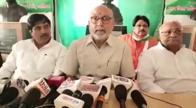 ग्वालियर गिर्द: शहर जिला कांग्रेस अध्यक्ष देवेंद्र शर्मा ने कहा- 'भाजपा ने सत्ता पाने के लिए संविधान का घोंटा गला'