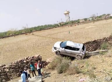 तालेड़ा: एनएच 52 शंभूपुरा के पास जानवर आने से ड्राइवर का बिगड़ा संतुलन कार खाई में जा गिरी