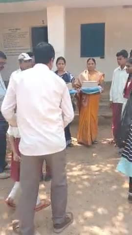 hazaribagh ke sadan block kebadasi  or judishpur me dres diya gaya