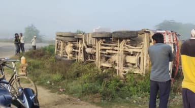 इटावा: खनन विभाग टीम को देख भाग रहा मोरंग से भरा ट्रक चौबिया इलाके में आगरा लखनऊ एक्सप्रेस-वे की सर्विस रोड पर पलटा, चालक फरार