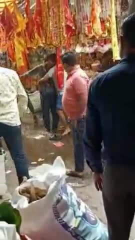 कानपुर: लाल बंगला में दुकान के बाहर सामान लगाने को लेकर दो दुकानदारों में हुई जमकर मारपीट