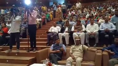 बेतिया: प्रेक्षागृह भवन में 111वें बिहार दिवस कार्यक्रम का हुआ आयोजन, ज़िलाधिकारी कुंदन कुमार ने दीप प्रज्वलित कर किया उद्घाटन