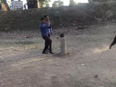 खेल का  मैदान नही होने के कारण नहर में खेला जा रहा है क्रिकेट #cricket #village
