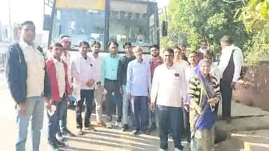 महात्मा गांधी जीवन दर्शन समिति के सदस्य रवाना होते हुए