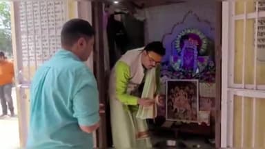 मथुरा: शासन के आदेश पर देवी मंदिरों पर होने वाले देवी दुर्गा पाठ की तैयारियों का नगर आयुक्त ने कंकाली मंदिर पर किया निरीक्षण