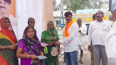 आगर: भाजपा पदाधिकारियों ने आगर विजय स्तंभ चौराहे पर वस्त्र व मिठाइयां वितरित कर मनाया हिंदू नव वर्ष