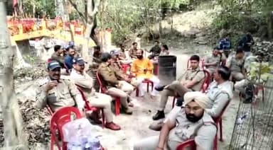 हरिद्वार: चामुंडा देवी मंदिर में कलश स्थापना के लिए जा रहे मां चामुंडा देवी सेवा उत्थान समिति के कार्यकर्ताओं को वन विभाग ने रोका