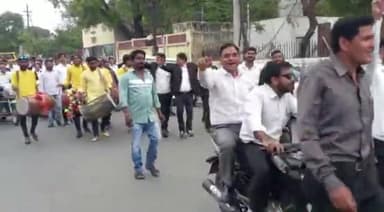 बड़गांव: एडवोकेट प्रोटेक्शन एक्ट लागू होने पर वकीलों ने कोर्ट से कलेक्ट्रेट तक निकाली रैली, ढोल-नगाड़ो पर जमकर थिरके