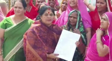 बड़गांव: वार्ड-63 की महिलाओं ने कलेक्ट्रेट पर किया प्रदर्शन, कलेक्टर को स्नानागार और सामुदायिक भवन की मांग को लेकर सौंपा ज्ञापन