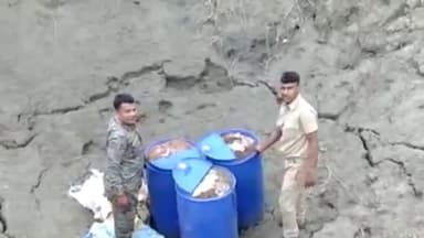 हज़ारीबाग: कारीमाटी में उत्पाद विभाग की टीम ने अवैध शराब के निर्माण के खिलाफ की छापेमारी