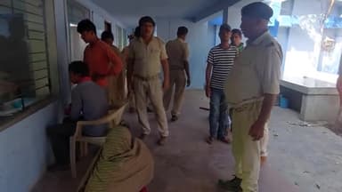 लखीसराय: उत्पाद पुलिस ने जिले के विभिन्न स्थानों पर छापेमारी अभियान चलाकर शराब मामले के पांच लोगों को पुलिस ने किया गिरफ्तार