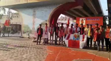 धौलपुर: गुलाब बाग पर एबीवीपी कार्यकर्ताओं ने तिलक लगाकर लोगों की दी नववर्ष की बधाई