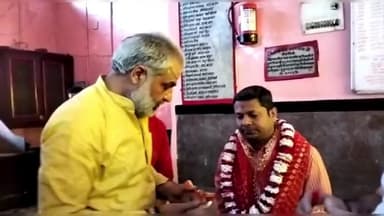 मथुरा: कैंट स्थित काली देवी मंदिर की सुरक्षा का जिलाधिकारी पुलकित खरे ने किया निरीक्षण की पूजा अर्चना, दिए दिशा निर्देश