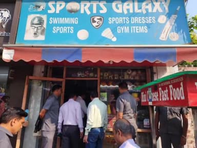 गाज़ियाबाद: नगर निगम ने नेहरू नगर स्थित दुकान का बकाया किराया ₹1,18000 न चुकाने पर किया सील