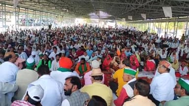 नागौद: भाकियू के राष्ट्रीय प्रवक्ता राकेश टिकैट ने सतना में किसानों की सभा में कहा- सरकारें नहीं करती किसानों के हित में काम