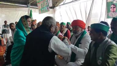 नागौद: संध्या कुशवाहा ने नागौद क्षेत्र के किसानों  की समस्या का ज्ञापन राष्ट्रीय प्रवक्ता राकेश टिकैट को सतना में सौपा ज्ञापन