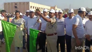 लखीसराय: शहर के आर लाल कॉलेज परिसर से बिहार दिवस को लेकर जागरूकता प्रभात फेरी को डीएम-एसपी ने संयुक्त रूप से दिखाई हरी झंडी