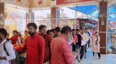 लखीमपुर: पहले नवरात्र पर शहर के संकटा देवी मंदिर में उमड़ी भक्तों की भीड़, पुलिस सुरक्षा के किए गए इंतजाम