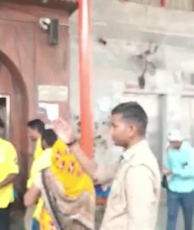 डिबाई: बेलौन स्थित मां बेला भवानी के मंदिर पर नवरात्र के पहले दिन भारी संख्या में पहुंचे लोग