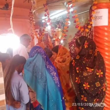 शाहबाद: शाहाबाद नगर में नवरात्रि के प्रथम दिन मां संकटा देवी मंदिर पर दर्शन करने के लिए श्रद्धालुओं की लगी भीड।