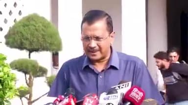 दिल्ली के मुख्यमंत्री अरविंद केजरीवाल ने कहा एक दिन के लिए दिल्ली का बजट रोक कर किसी का कोई फ़ायदा नहीं हुआ।
मैं प्रधानमंत्री जी से निवेदन करता हूँ।
आप अपना काम करें और हमें दिल्ली की जनता के काम करने दें। सहयोग कीजिए, लड़िए मत।